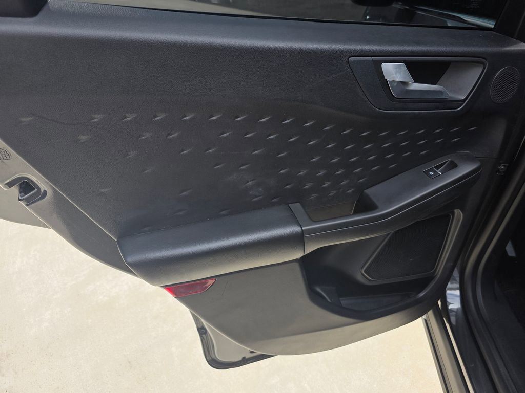 Used 2020 Ford Escape Titanium image 9