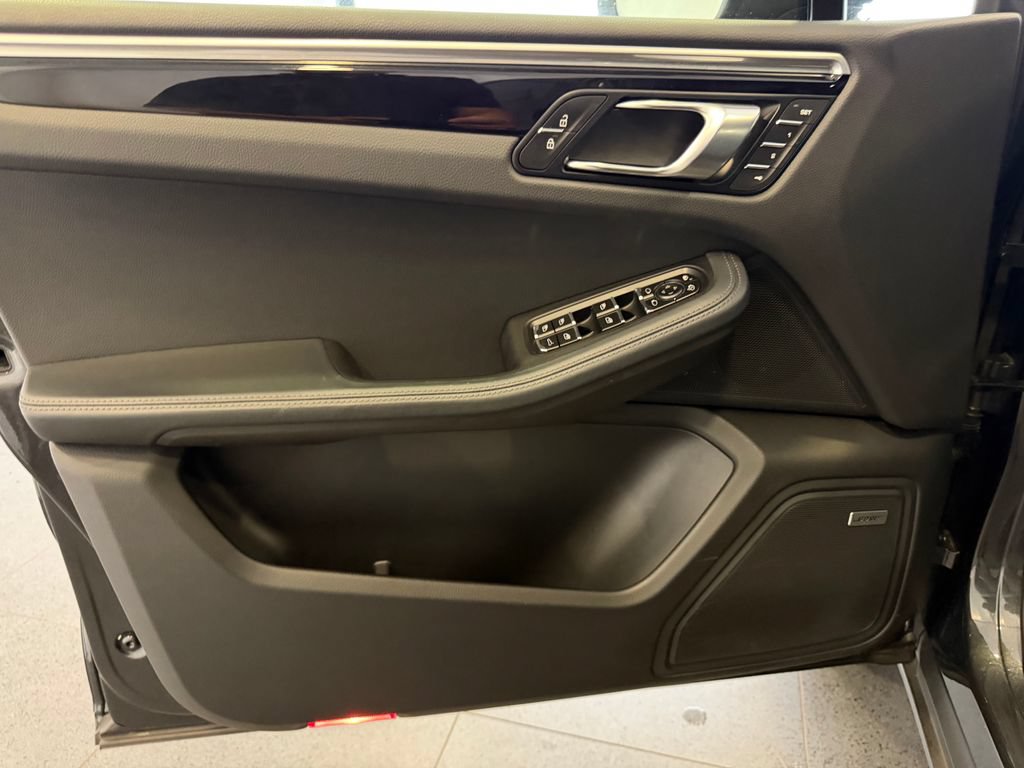 Certified 2021 Porsche Macan AWD/4WD image 15