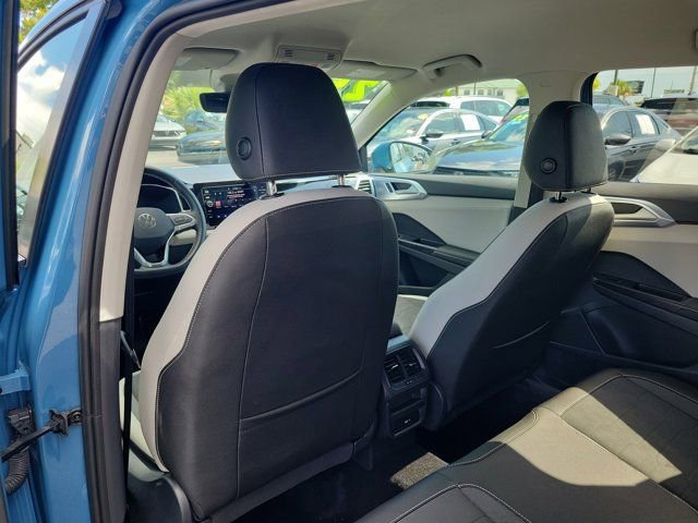Certified 2025 Volkswagen Taos SE FWD image 13
