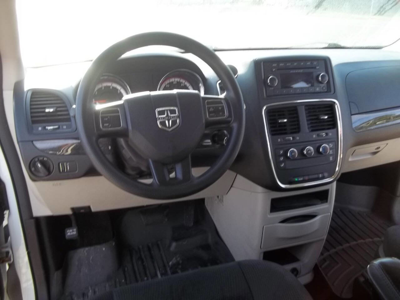 Used 2016 Dodge Grand Caravan American Value Package FWD image 9