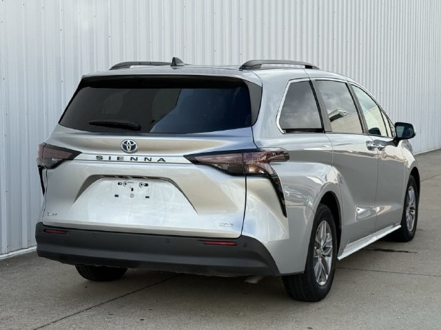 Used 2025 Toyota Sienna XLE FWD image 4