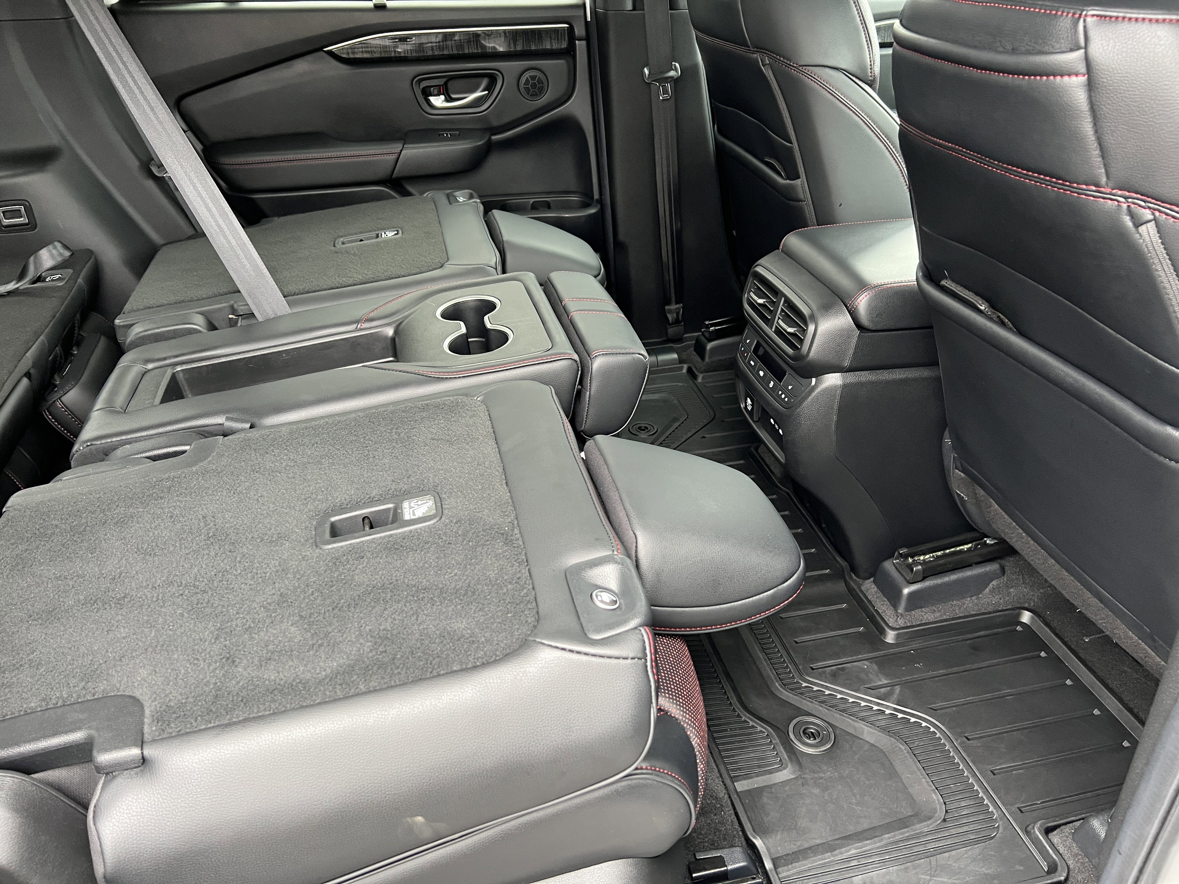 Used 2025 Honda Pilot Black Edition image 25