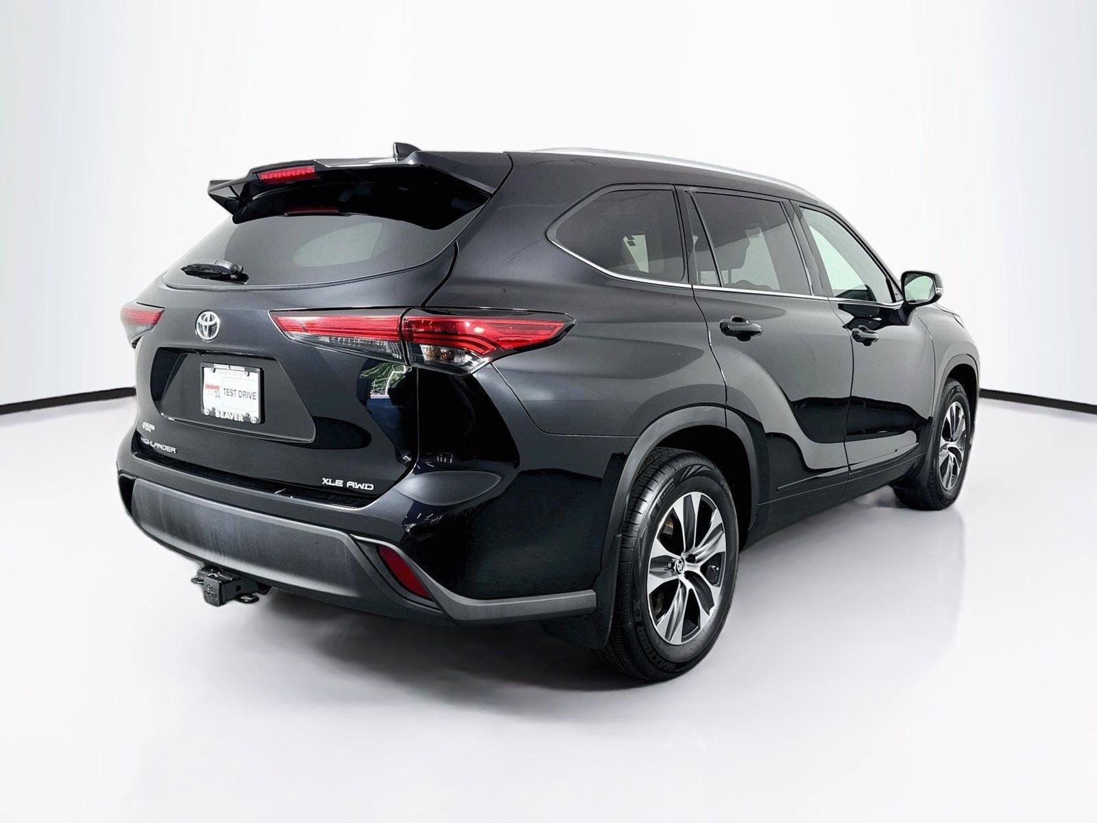 Used 2022 Toyota Highlander XLE AWD/4WD image 2