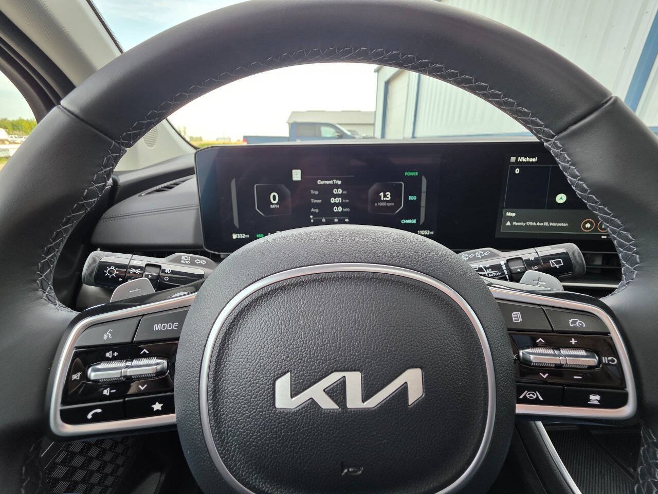 Used 2025 Kia Carnival SX w/ SX Dark Edition Package FWD image 9