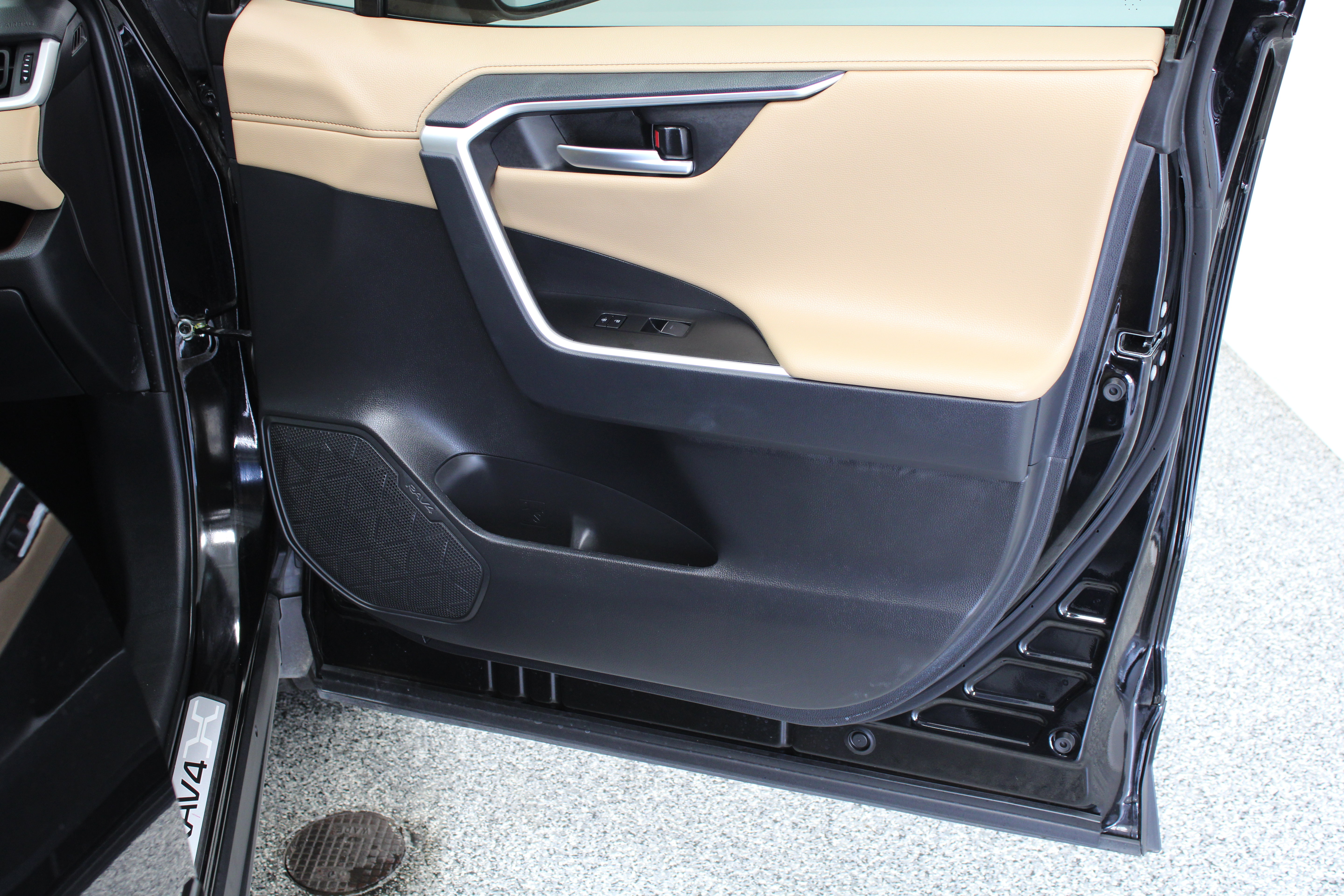 Used 2025 Toyota RAV4 Limited FWD image 37