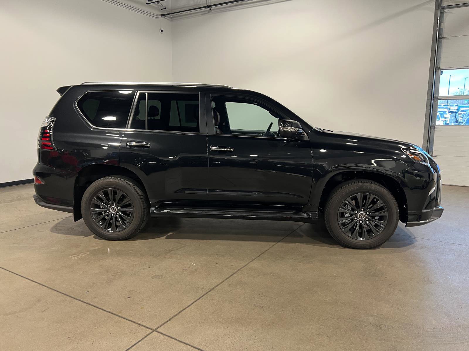 Used 2023 Lexus GX 460 Luxury w/ Sport Design Package AWD/4WD image 2