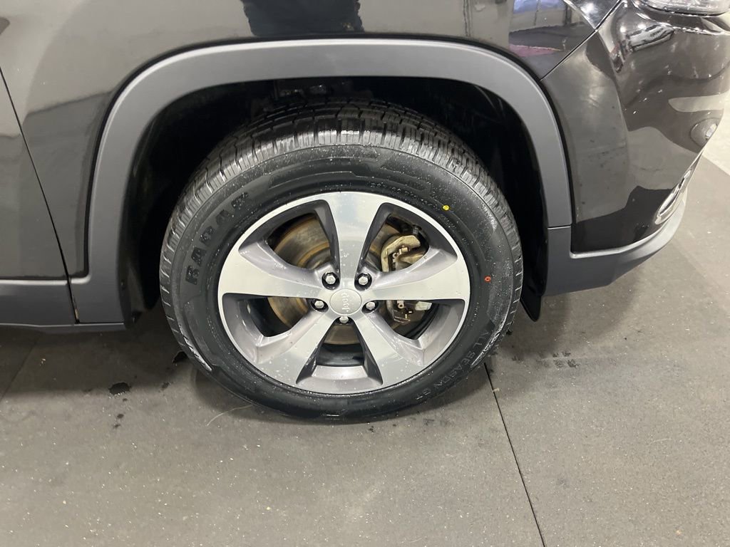 Used 2019 Jeep Cherokee Limited image 11