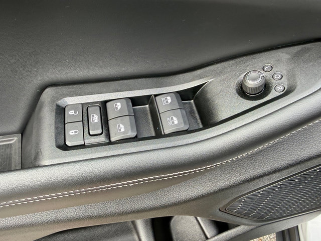 Used 2025 Jeep Grand Cherokee Altitude AWD/4WD image 12