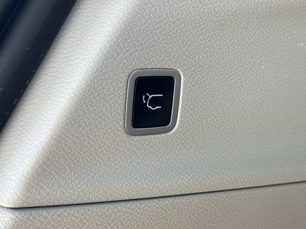Used 2023 Chrysler Pacifica Touring-L FWD image 13