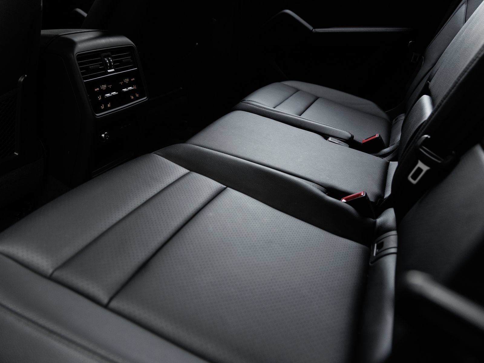 Certified 2025 Porsche Cayenne AWD/4WD image 25