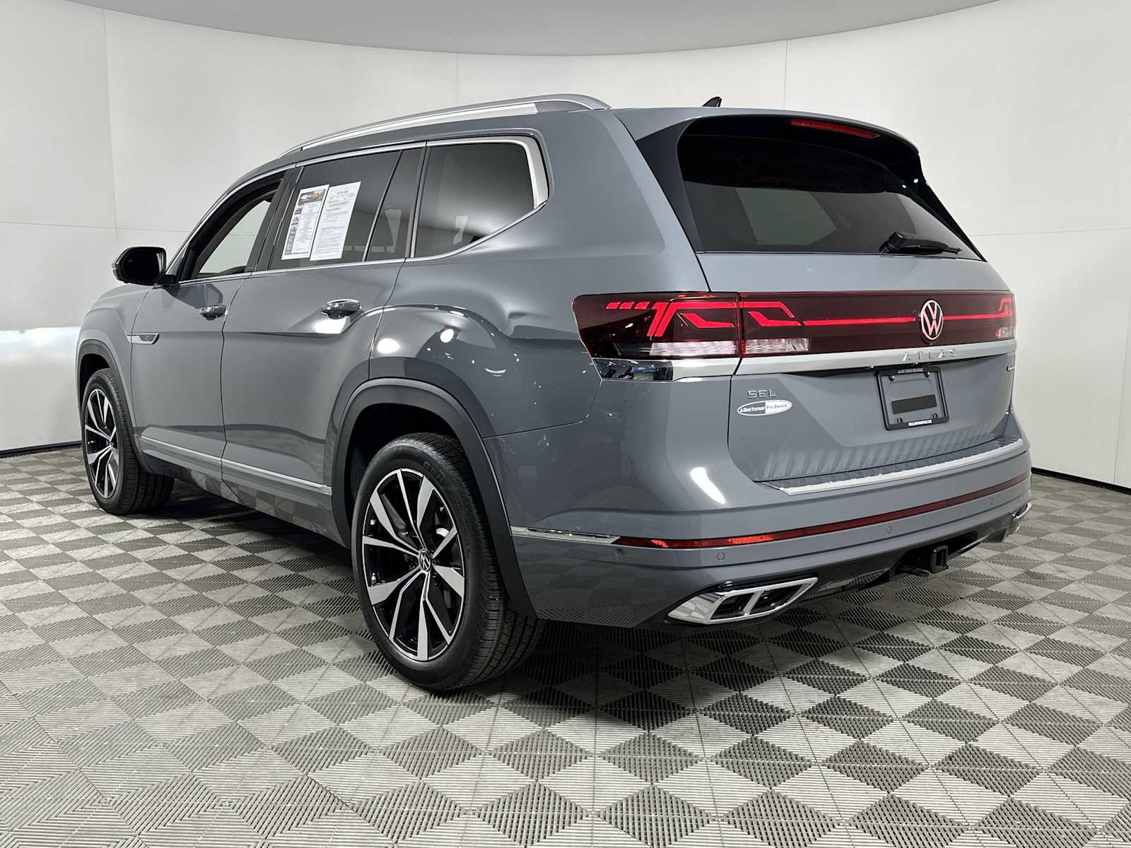 Used 2025 Volkswagen Atlas SEL Premium R-Line image 6
