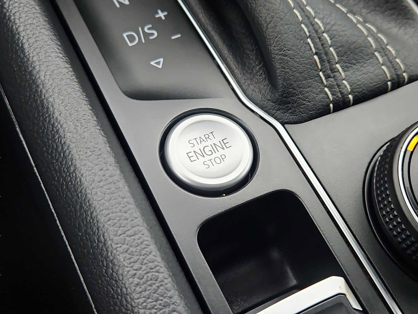 Used 2022 Volkswagen Atlas Cross Sport SEL R-Line AWD/4WD image 29