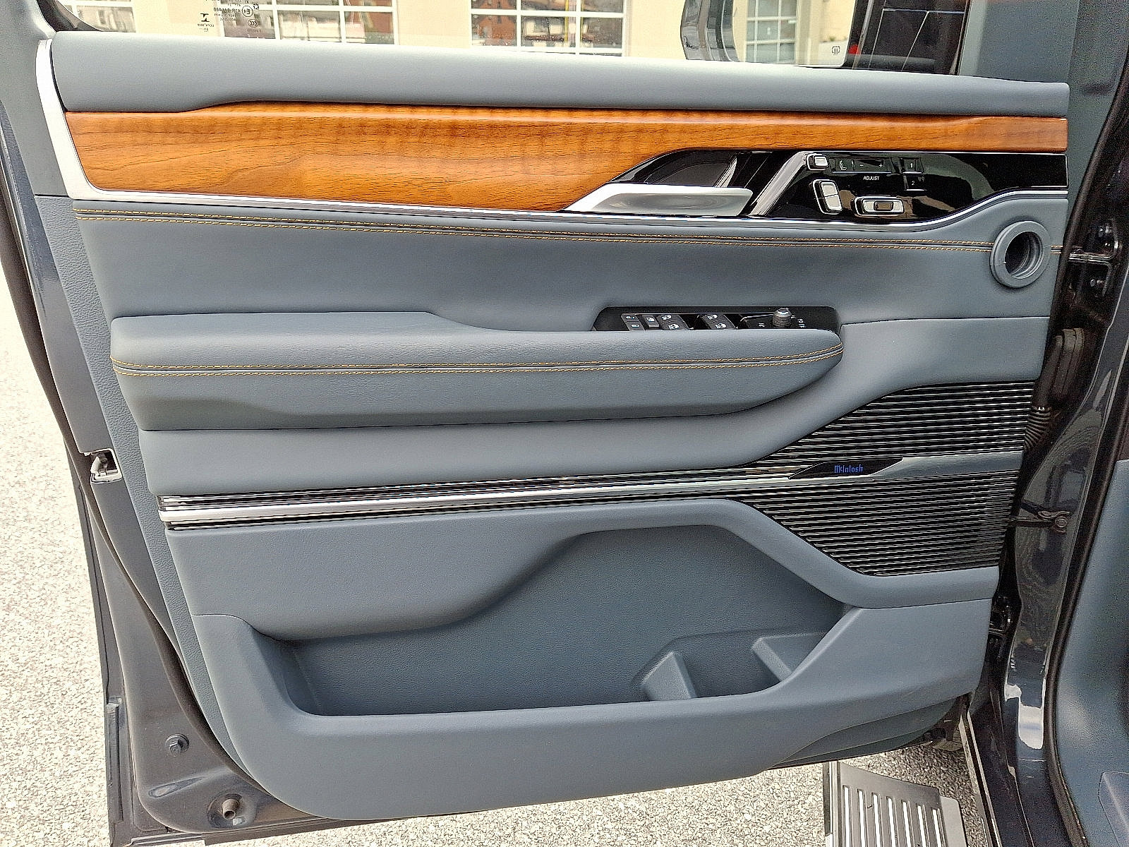 Used 2024 Jeep Grand Wagoneer Series III image 15