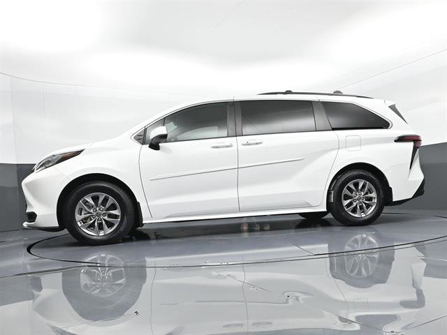 Certified 2022 Toyota Sienna LE FWD image 35