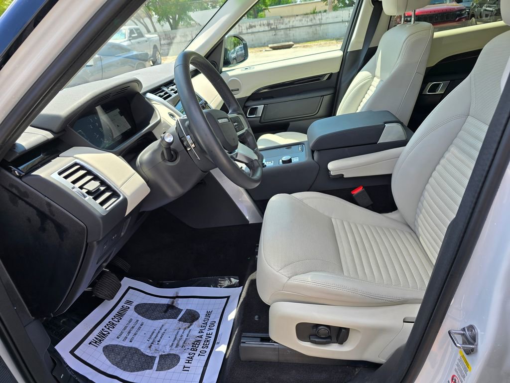 Used 2025 Land Rover Discovery S image 17
