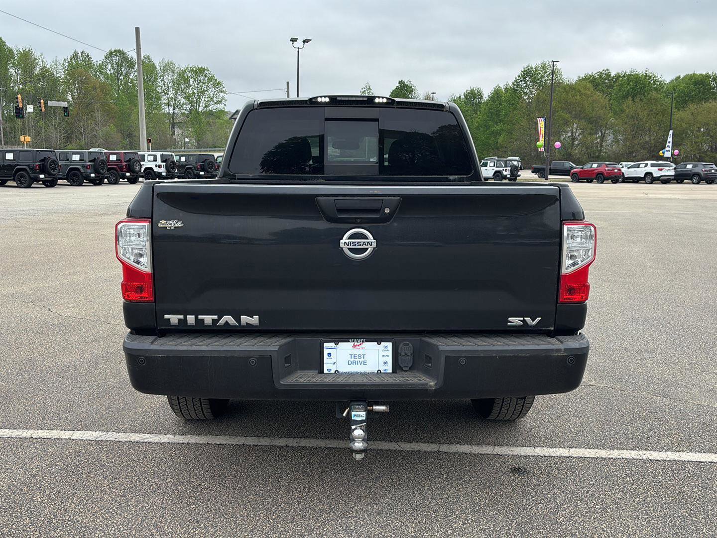 Used 2017 Nissan Titan SV image 4