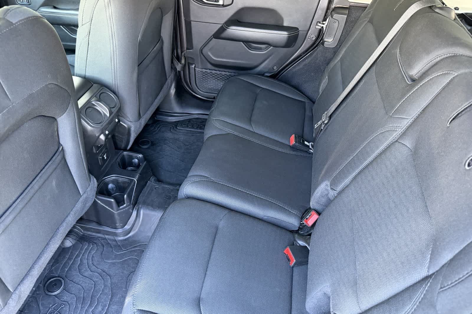 Used 2020 Jeep Wrangler Unlimited Sahara AWD/4WD image 4