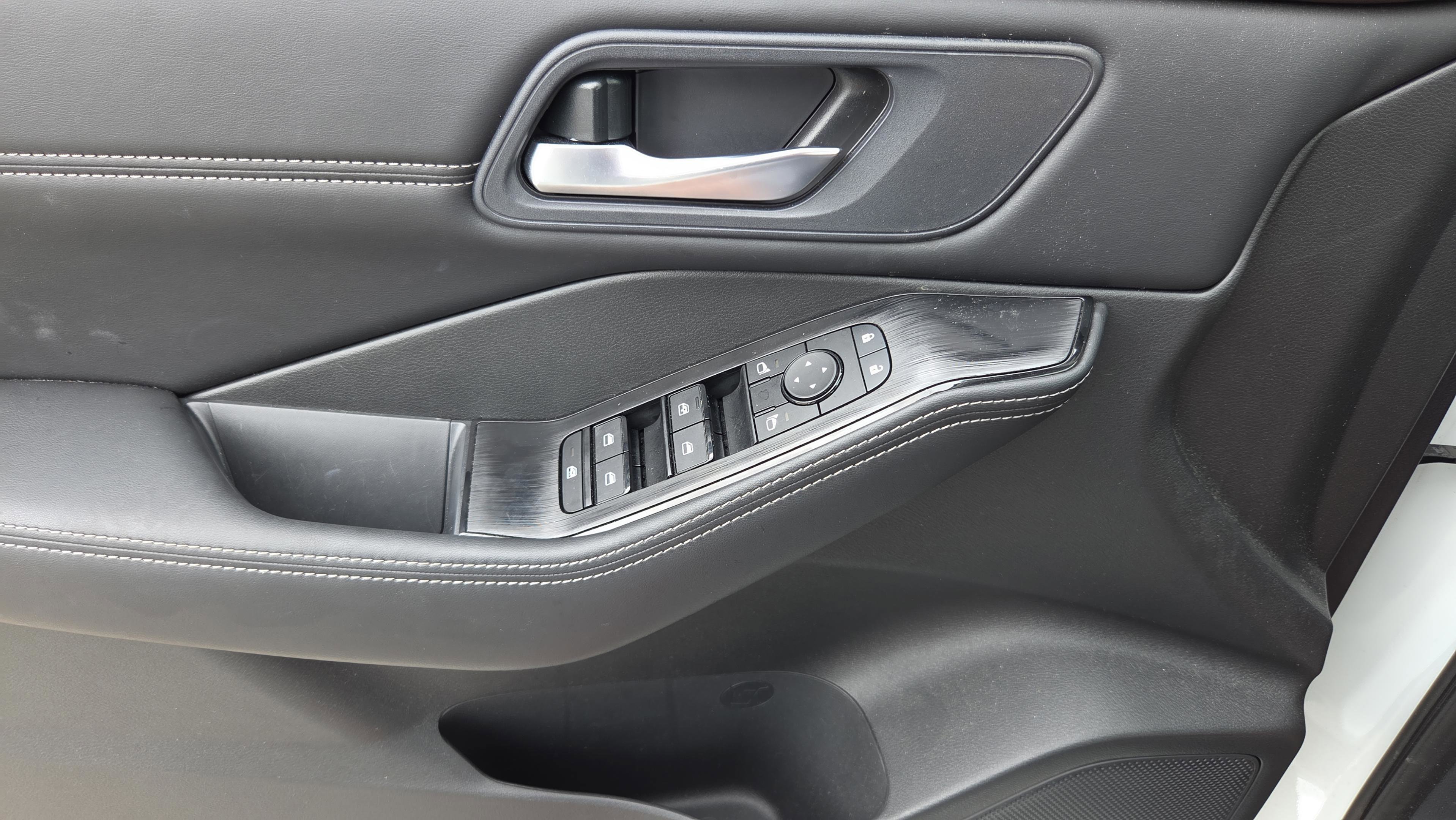 Used 2023 Nissan Rogue SV w/ SV Premium B Package image 27