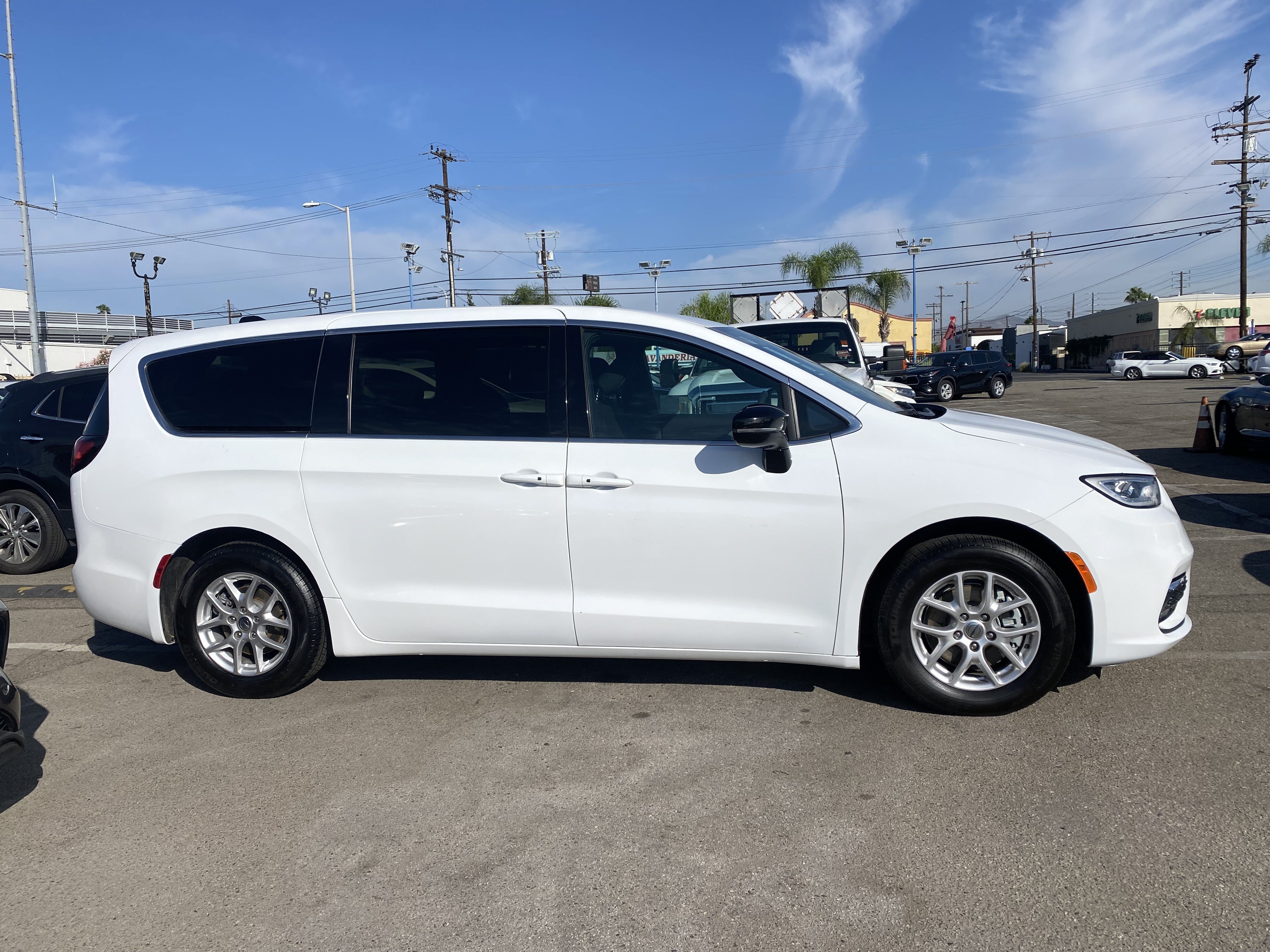 Used 2024 Chrysler Pacifica Touring FWD image 9
