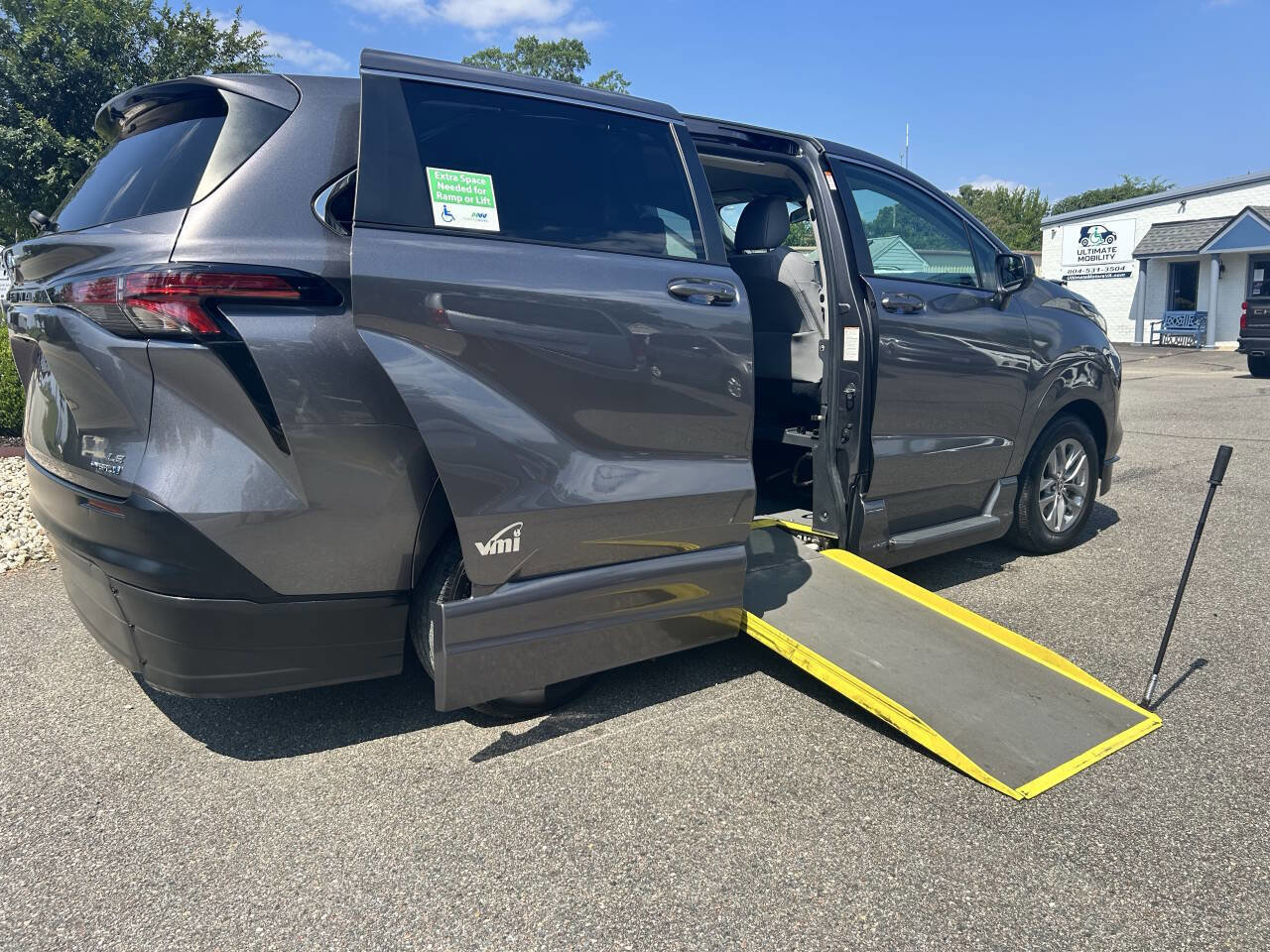 Used 2022 Toyota Sienna LE image 2