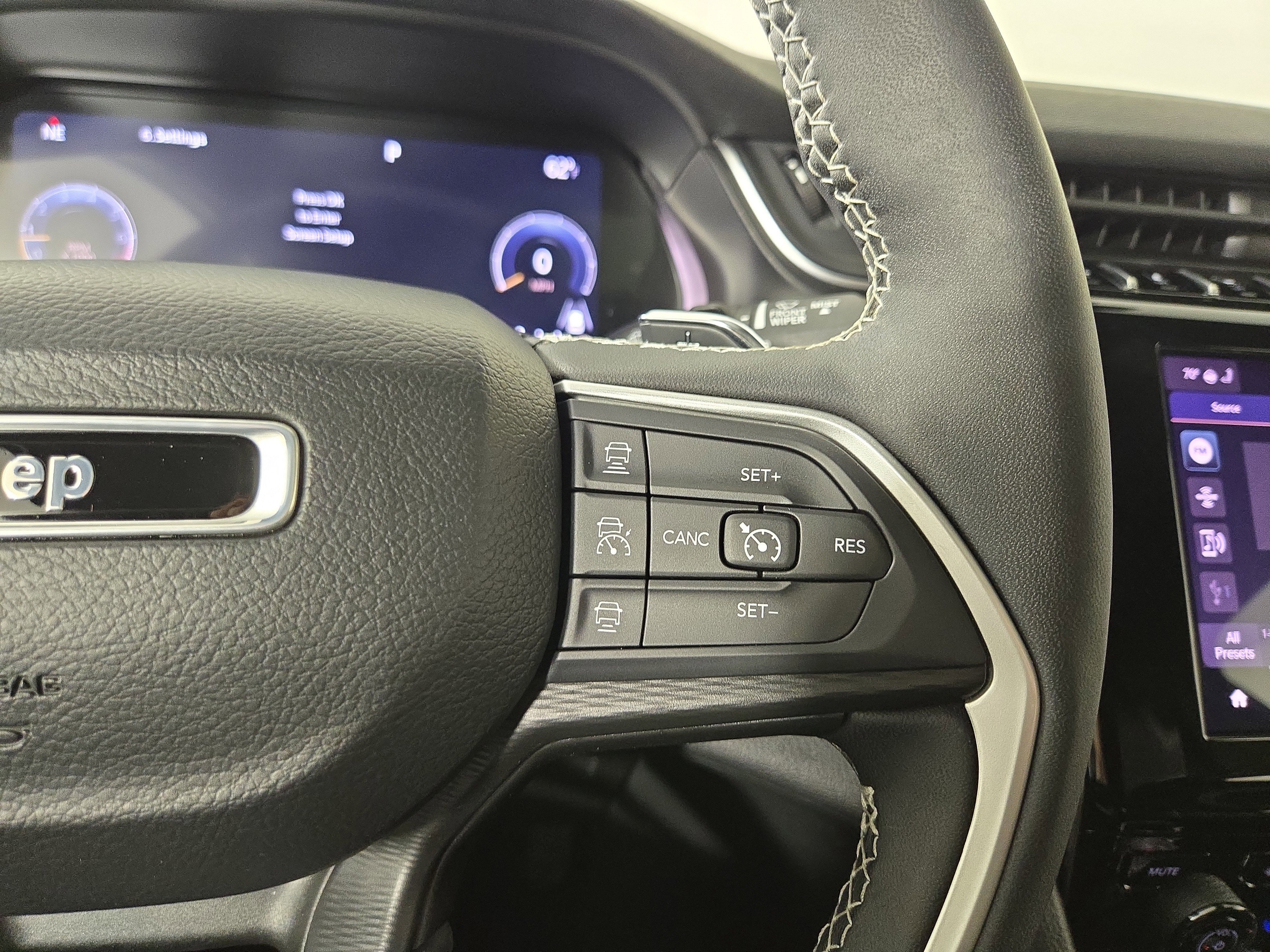 Used 2023 Jeep Grand Cherokee L Laredo image 17