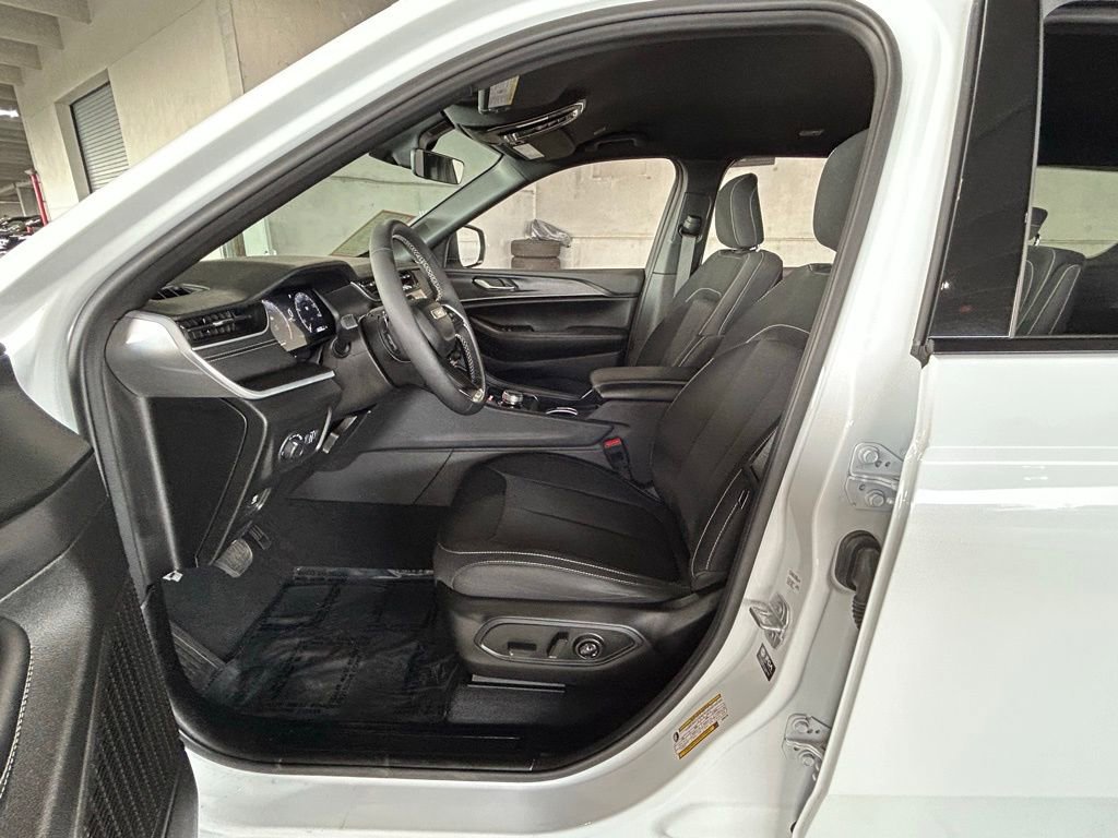 Used 2025 Jeep Grand Cherokee L Laredo image 15