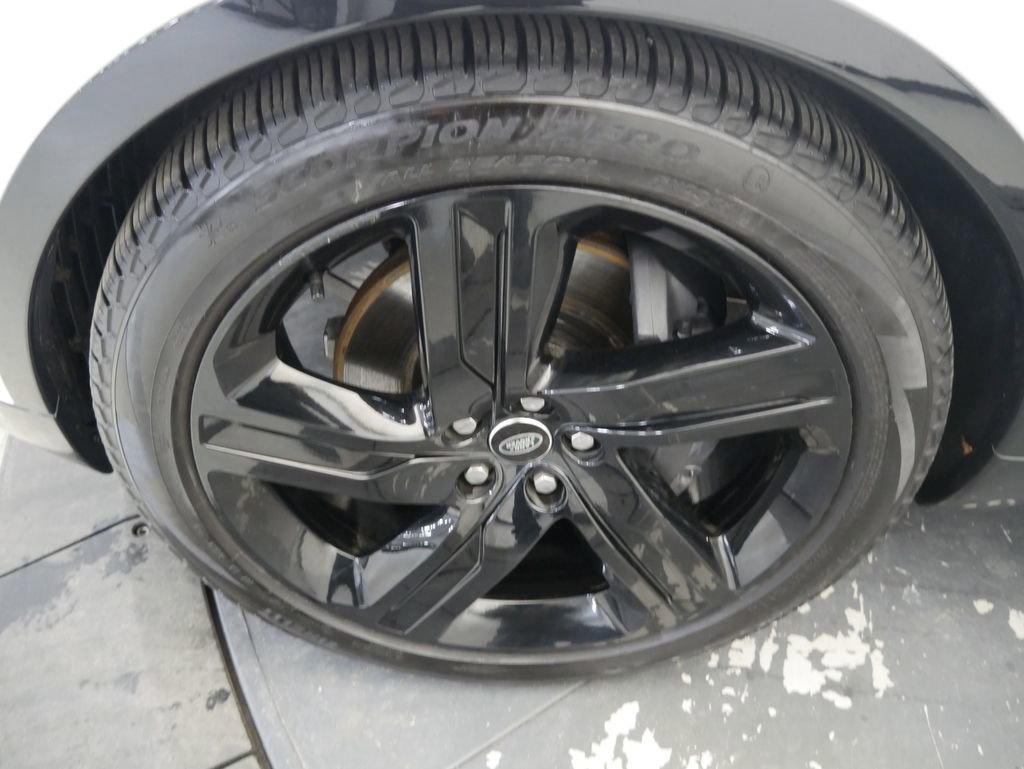 Used 2025 Land Rover Discovery Dynamic SE image 13