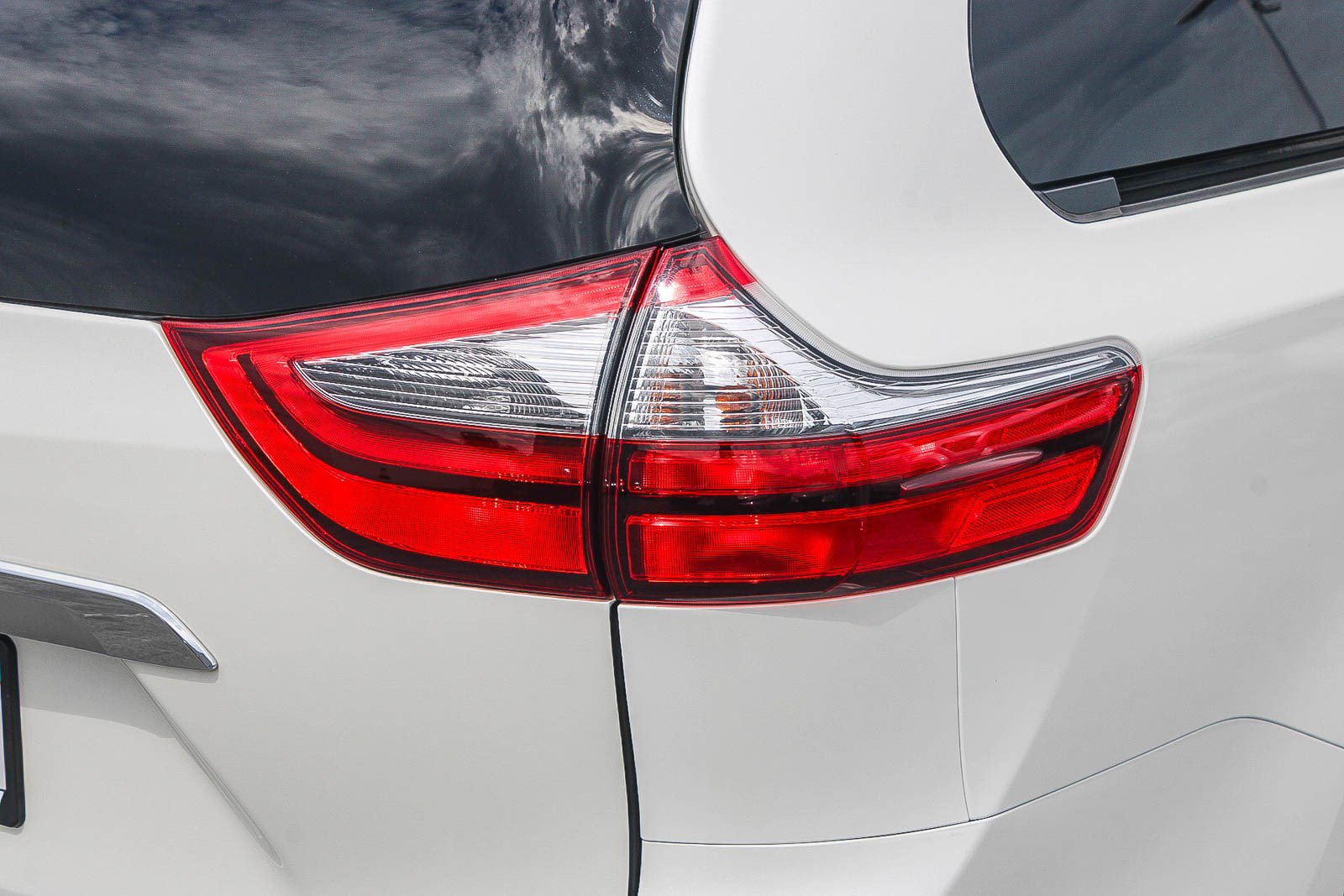 Used 2020 Toyota Sienna Limited Premium w/ Carpet Mat Package FWD image 10