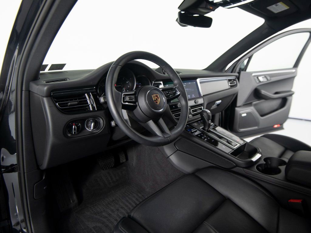 Certified 2025 Porsche Macan image 4