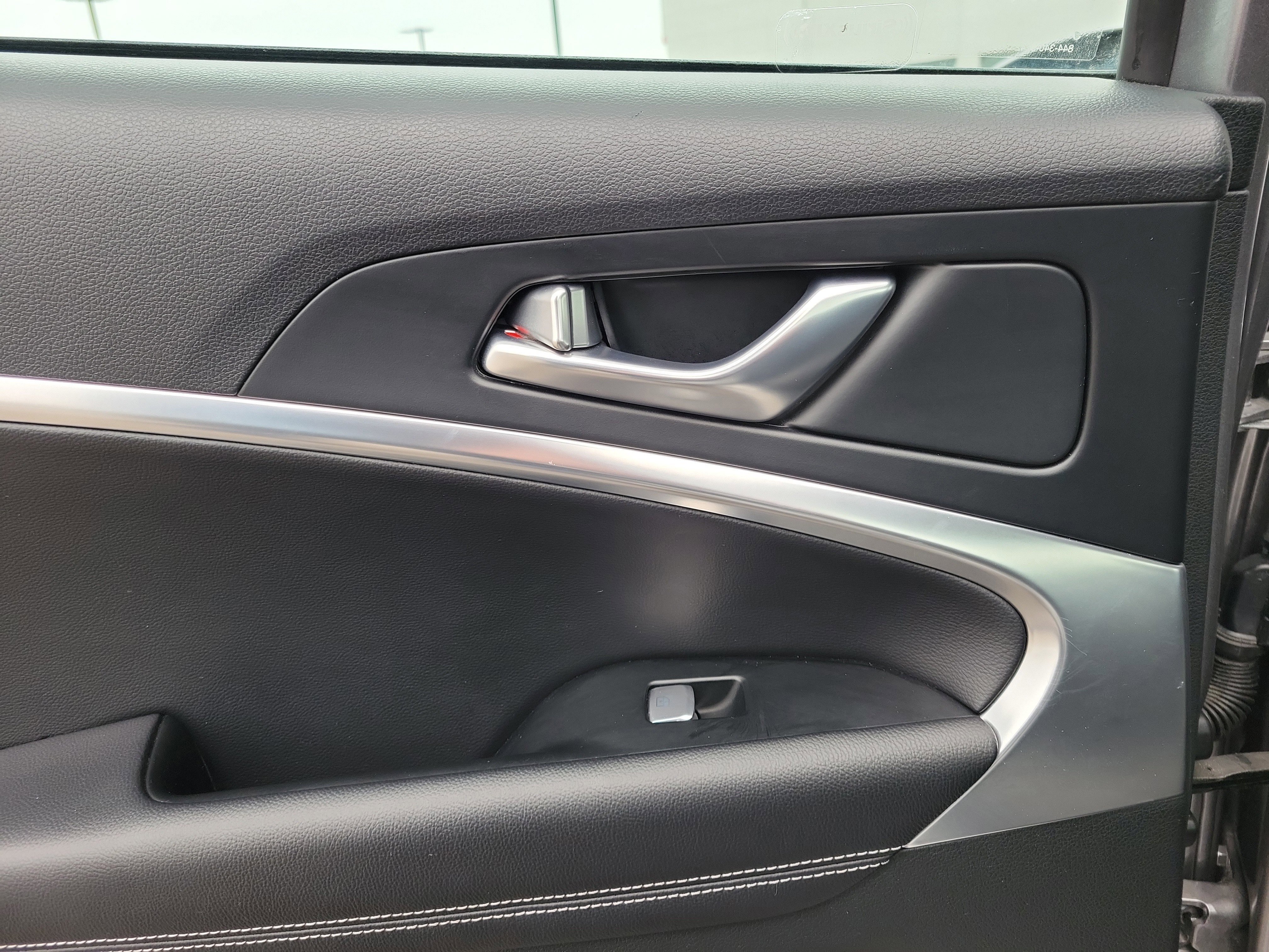 Used 2025 Genesis G70 2.5T image 12