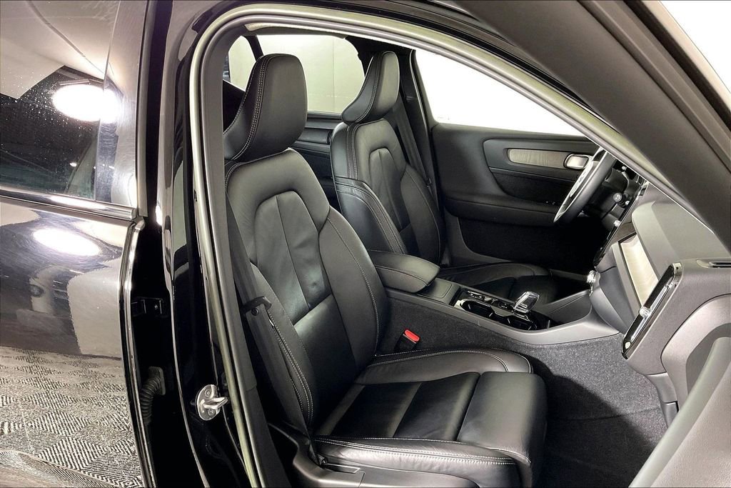 Used 2023 Volvo XC40 B5 Plus AWD/4WD image 6