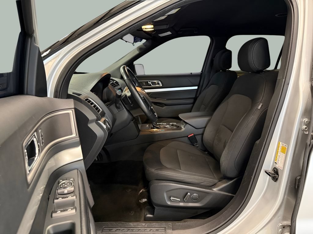 Used 2017 Ford Explorer XLT FWD image 19