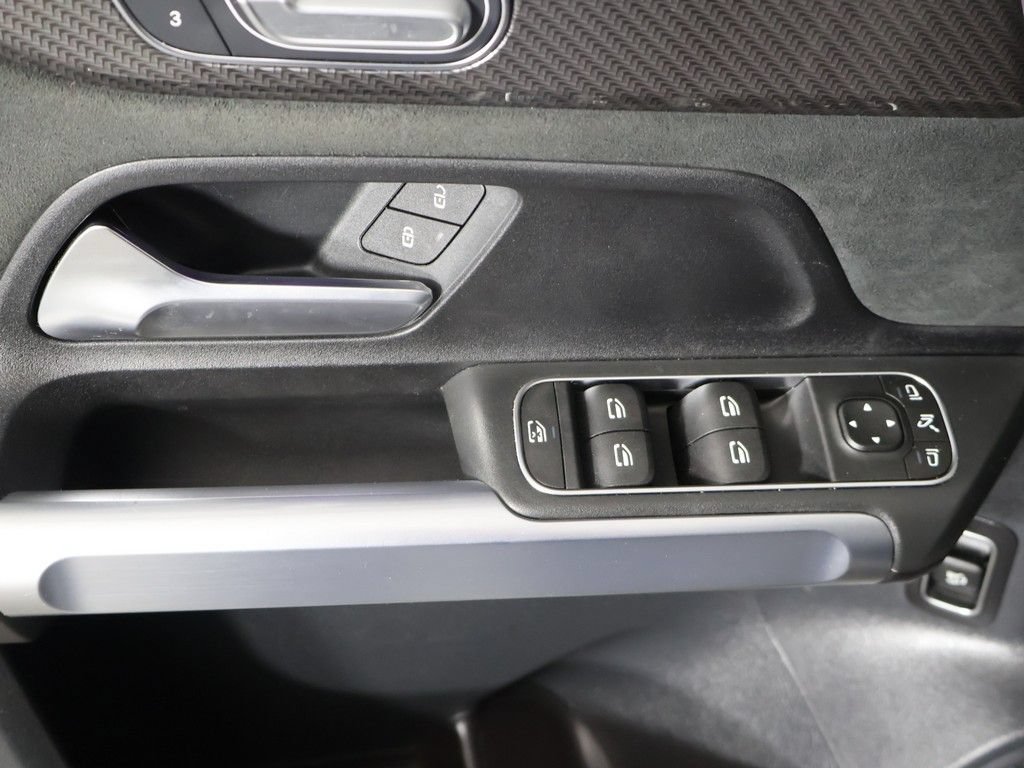 Used 2023 Mercedes-Benz GLB 250 w/ AMG Line image 32