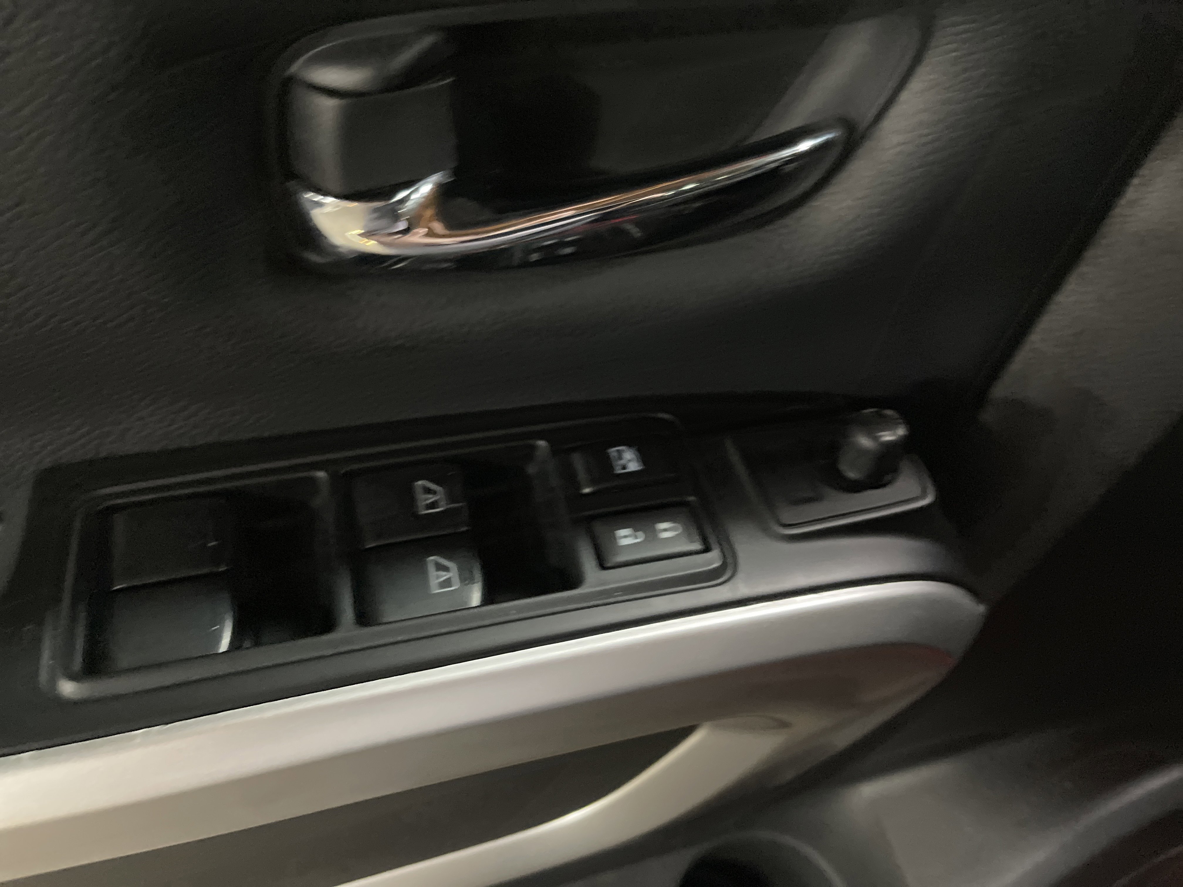 Used 2024 Nissan Titan SV image 11