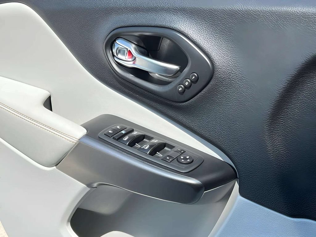 Used 2020 Jeep Cherokee Limited AWD/4WD image 19
