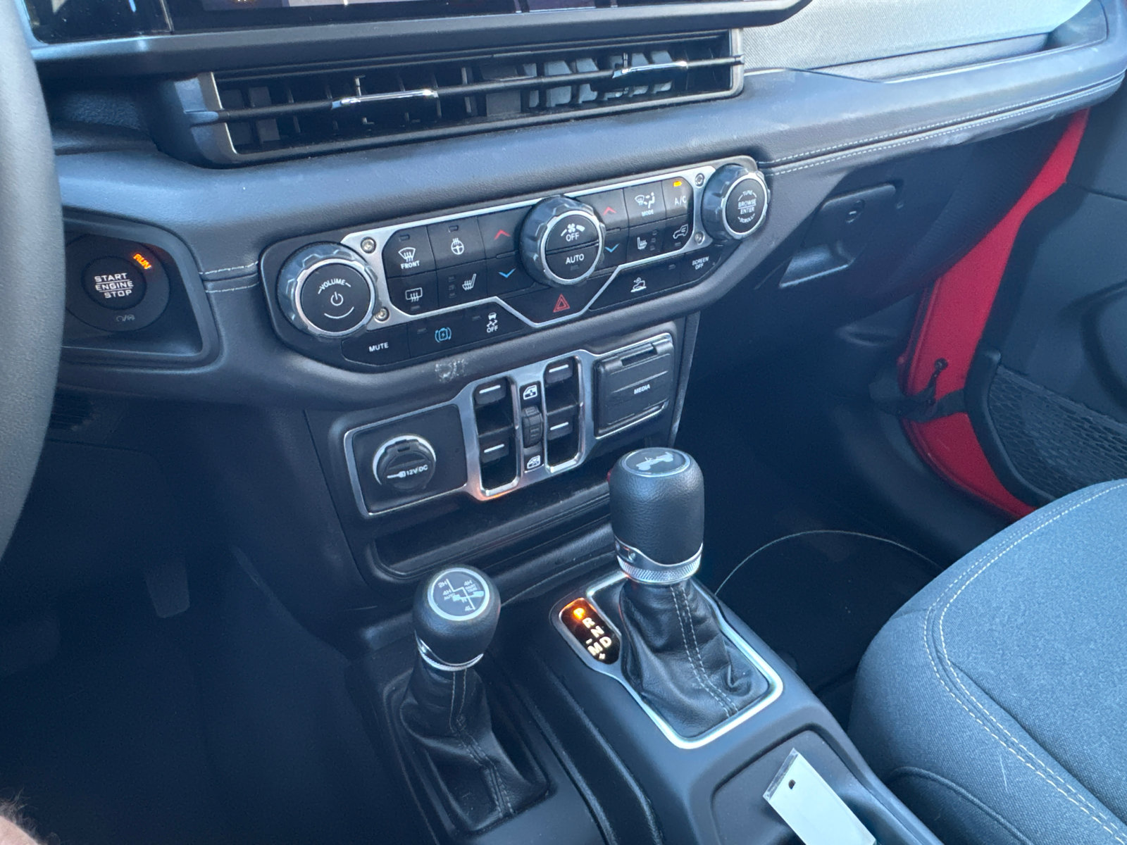 Used 2025 Jeep Wrangler Sahara image 28