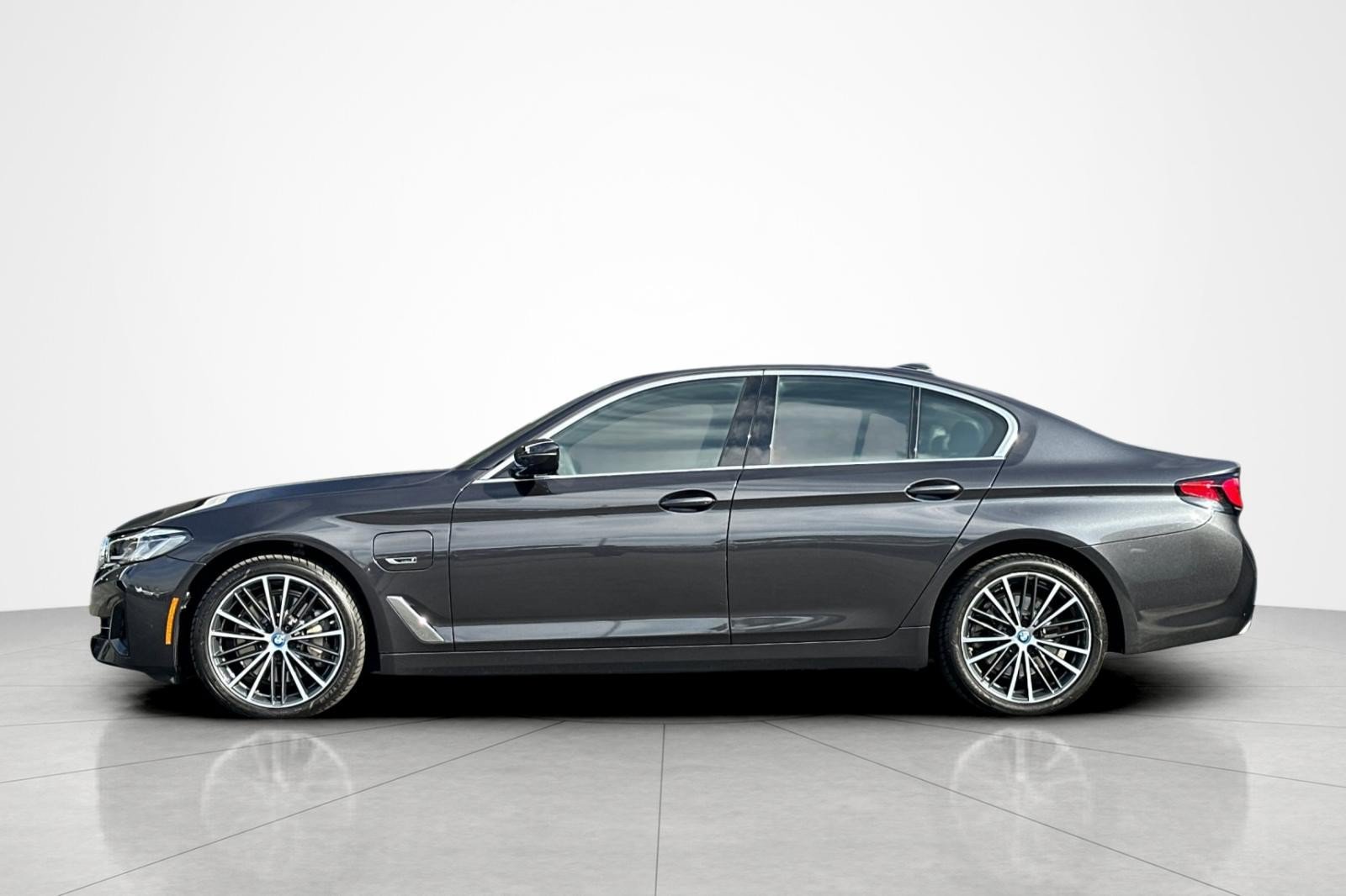 Used 2023 BMW 530e xDrive w/ Premium Package AWD/4WD image 2