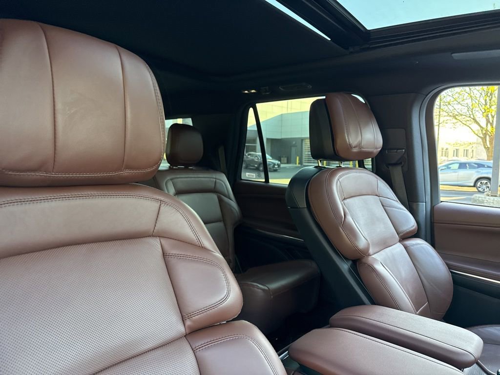 Used 2025 Lincoln Navigator Reserve image 11