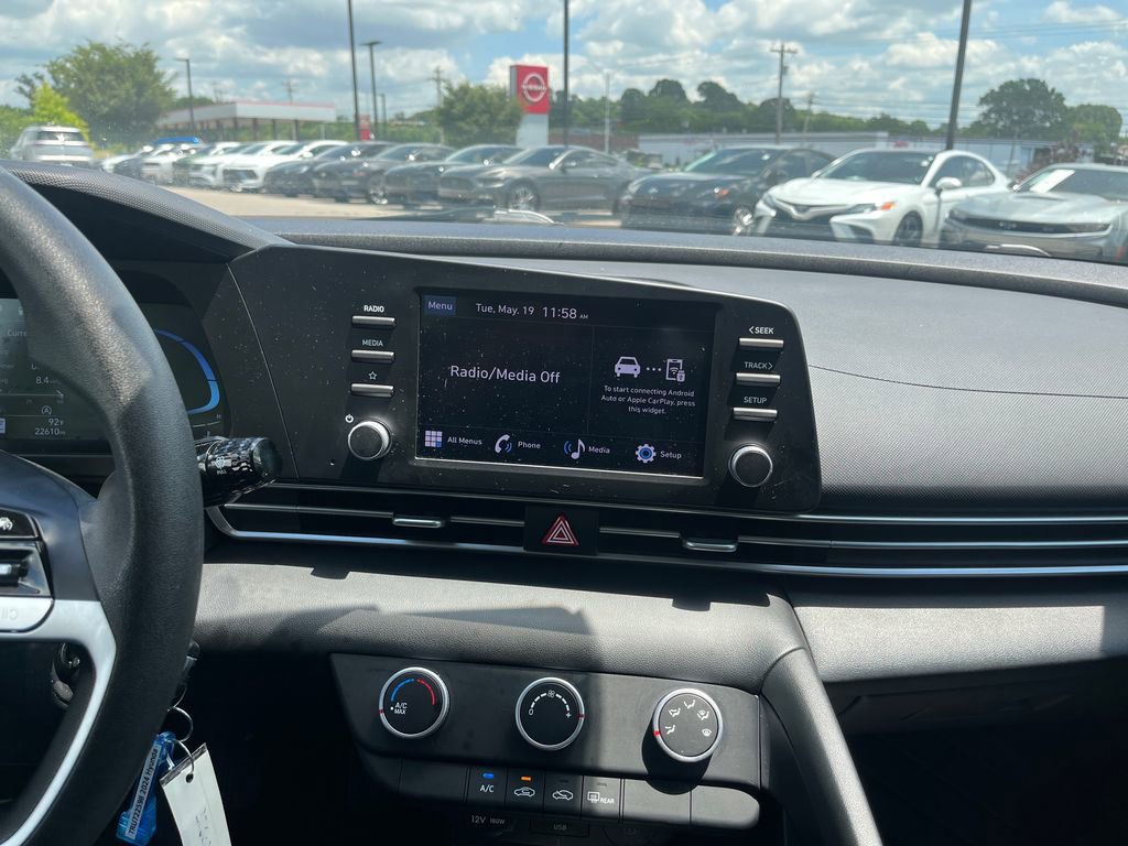 Used 2024 Hyundai Elantra SE FWD image 15
