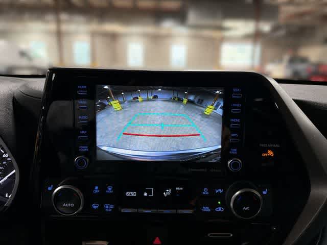 Used 2022 Toyota Highlander XLE AWD/4WD image 27