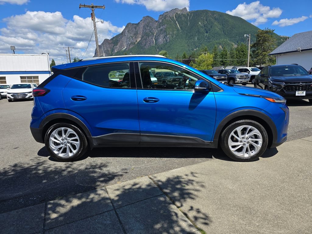Used 2022 Chevrolet Bolt EUV LT w/ Comfort Package FWD image 4