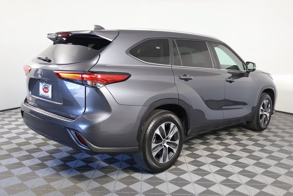 Used 2023 Toyota Highlander XLE FWD image 4