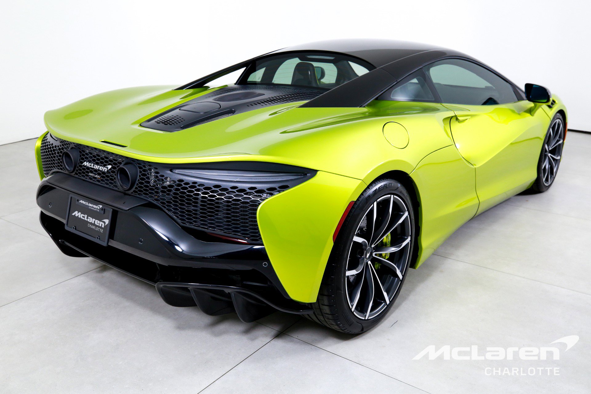 Used 2023 McLaren Artura image 12