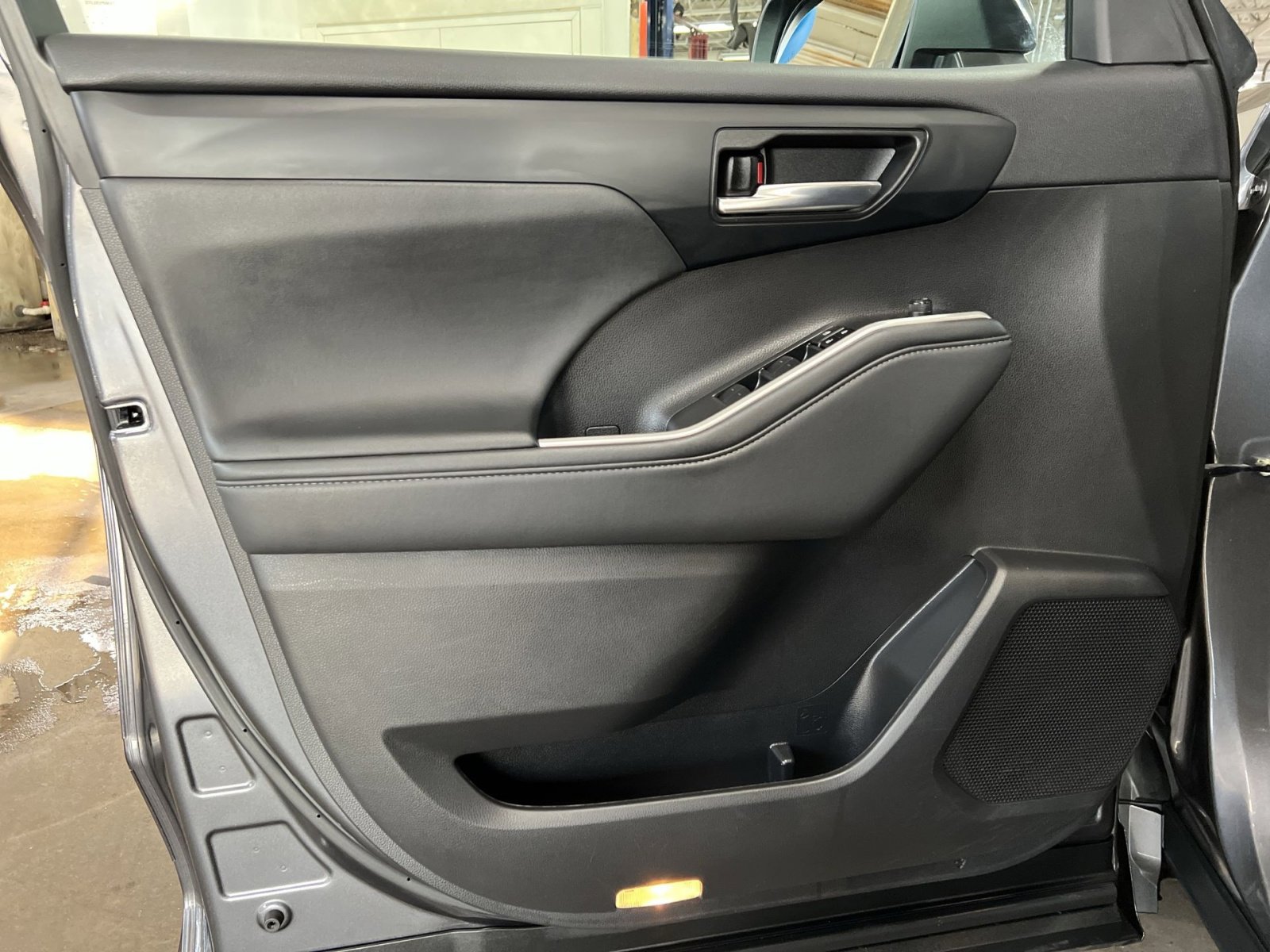 Used 2023 Toyota Highlander XLE FWD image 12