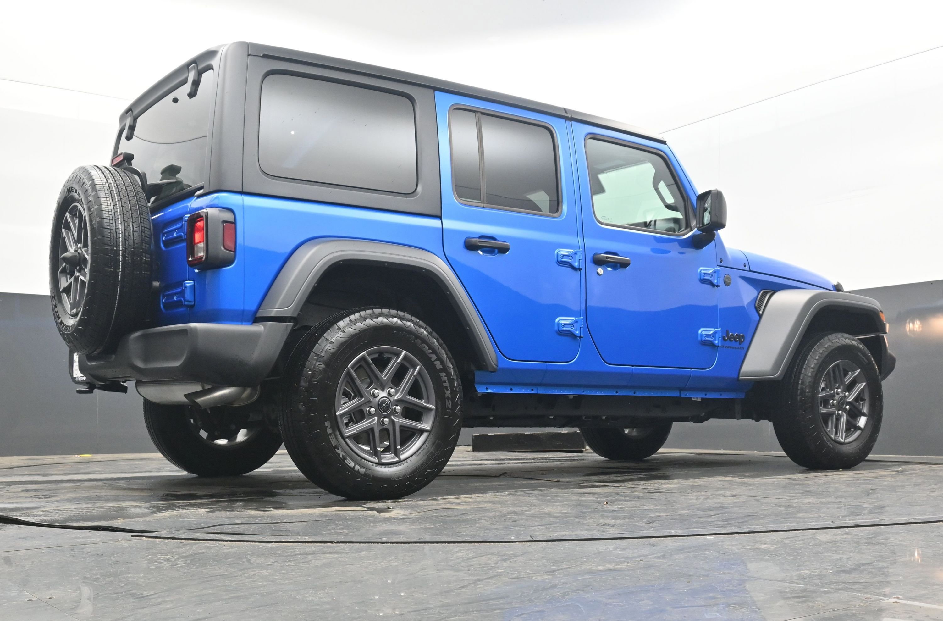 Used 2025 Jeep Wrangler Sport S image 29