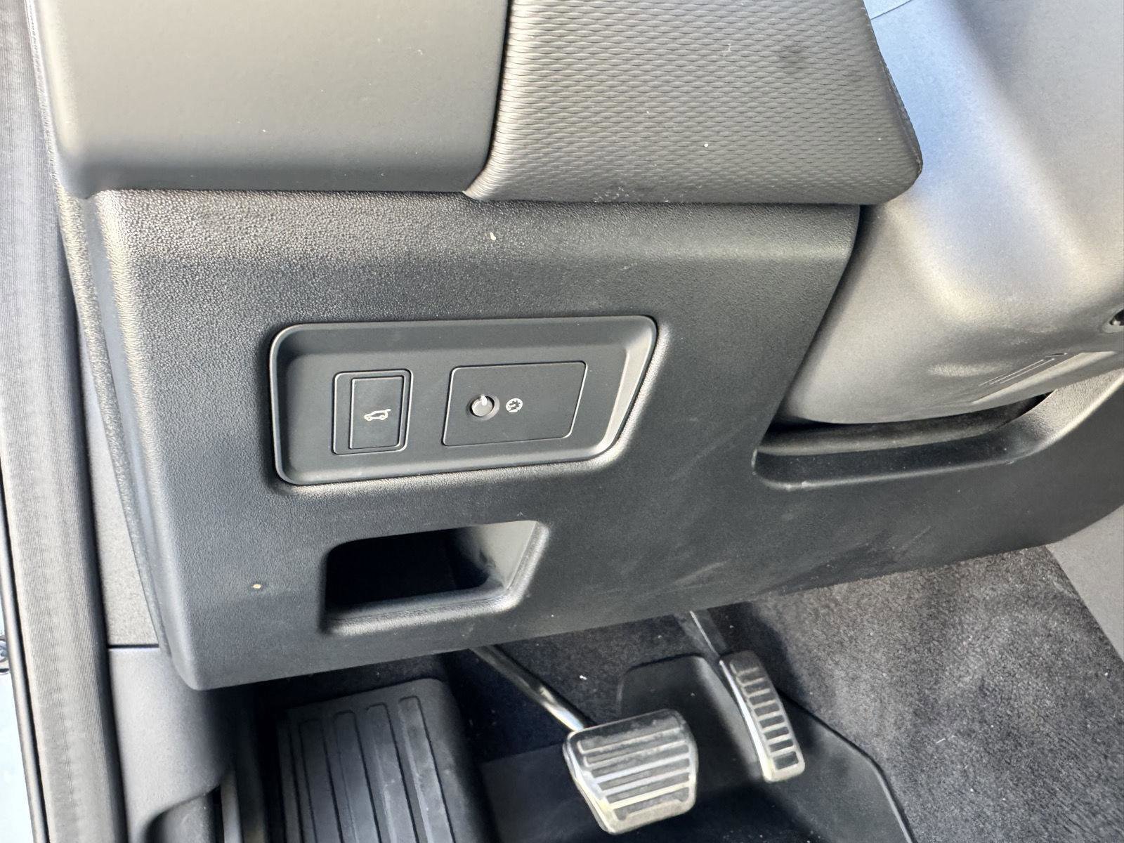 Used 2024 Land Rover Discovery Dynamic SE image 7