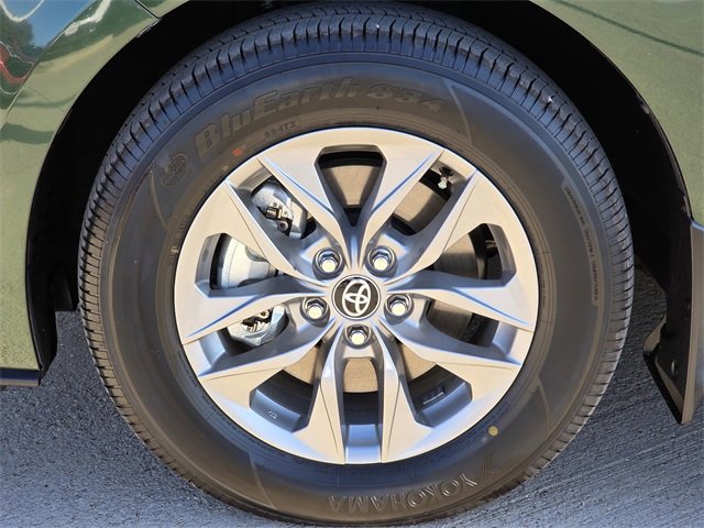 Used 2025 Toyota Sienna LE image 9