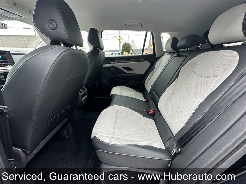 Used 2025 Volkswagen Tiguan SE AWD/4WD image 13
