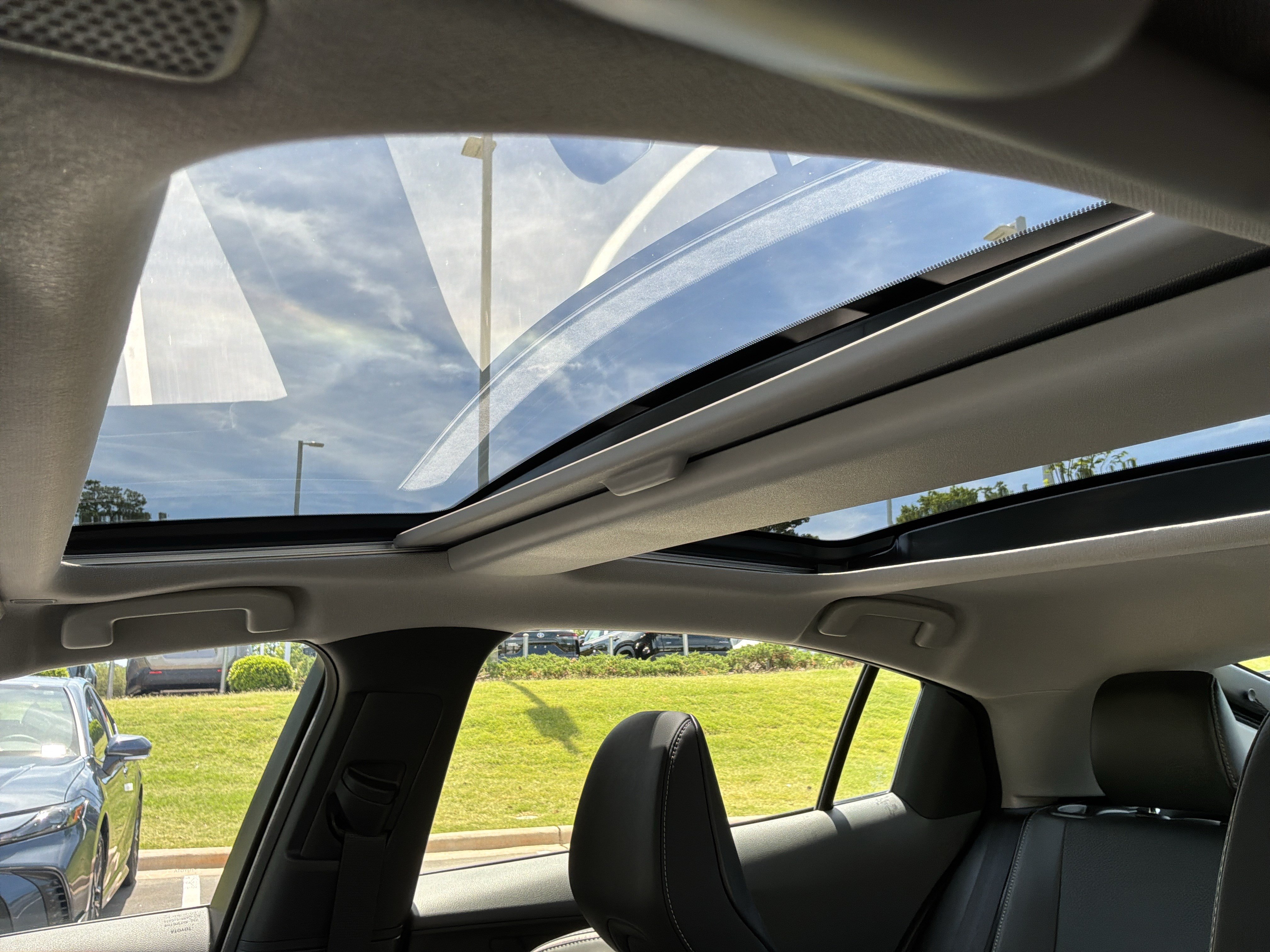Used 2024 Toyota Prius Limited FWD image 28