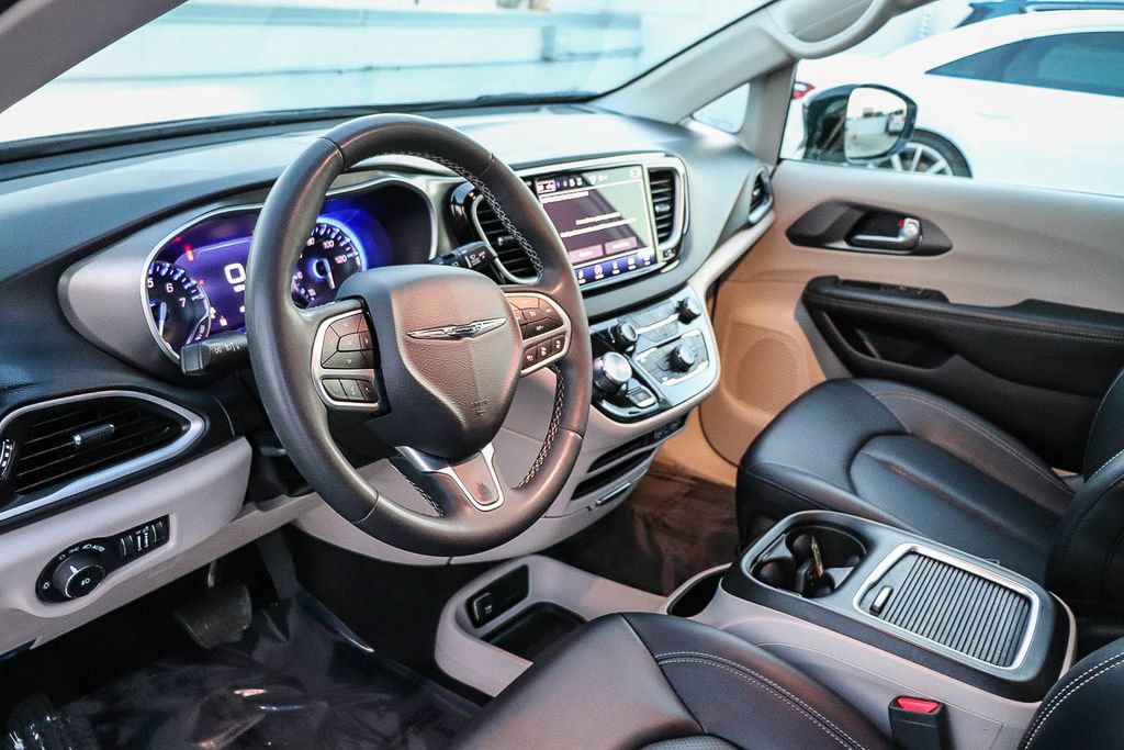 Used 2024 Chrysler Pacifica Touring-L FWD image 22